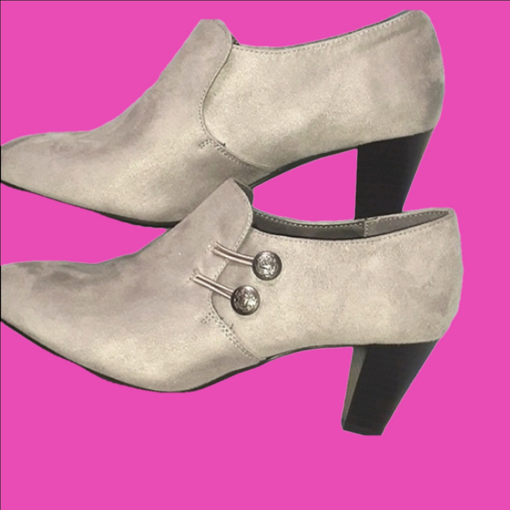 Chic, Chic Little Heels sz 7½M in GREY